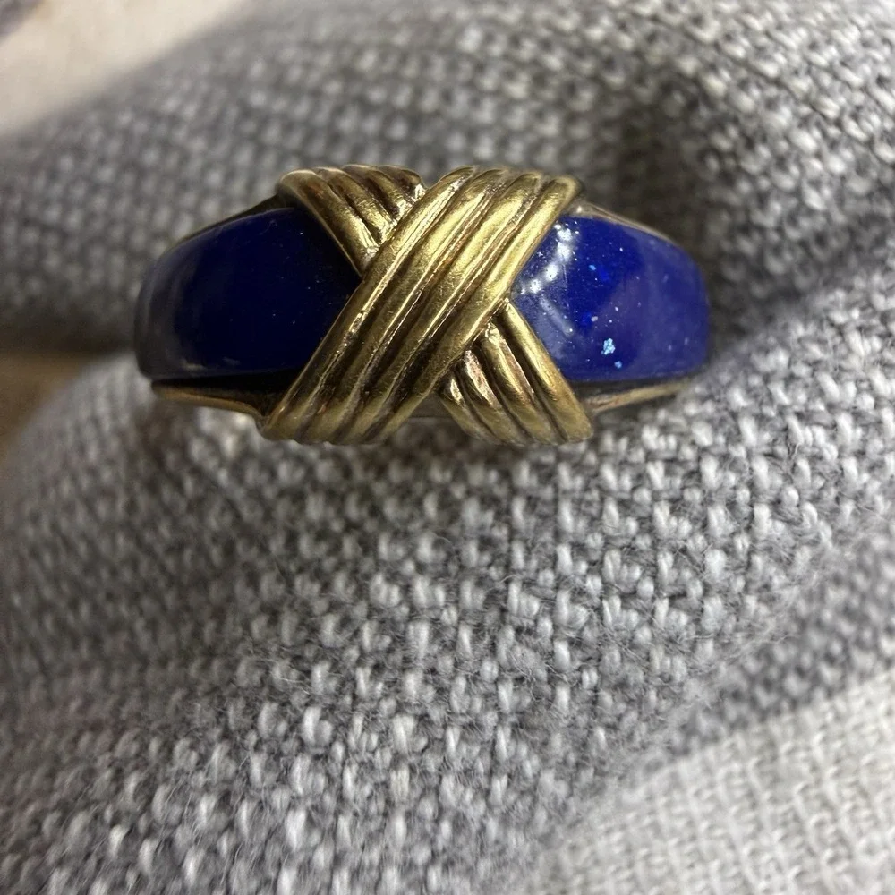 VTG Avon Ring Gold Tone Sz 7.5 Criss Cross Design Band Navy Blue Retro 90s Y2K